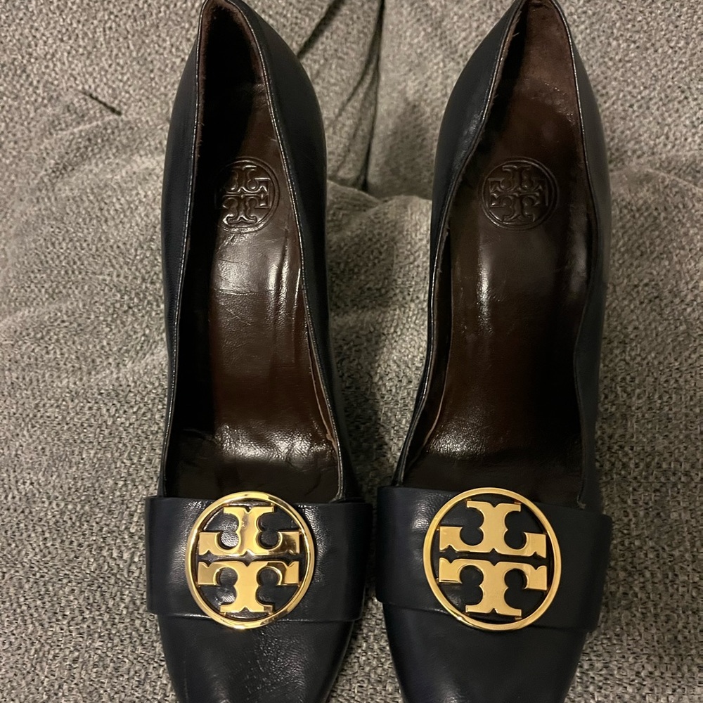 Tory Burch navy blue high heel. Size 6. Gold symbol